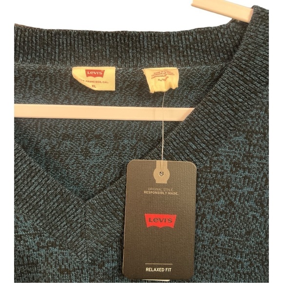 Levi’s Flower Sweater Slight Crop Size XL NWT CH1 - Picture 2 of 3